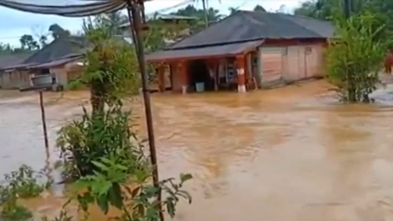 Sungai Batang Natal dan Perlampungan Meluap, Sejumlah Desa di Madina Banjir