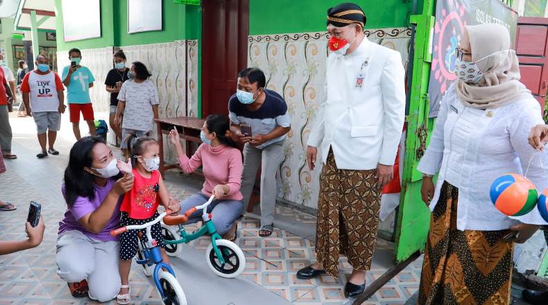 Pemkot Solo Beri Hadiah Sepeda ke Balita yang Isoman Akibat Terpapar Covid-19 