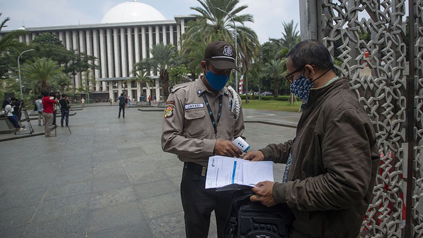 Suasana Sholat Jumat di Masjid Istiqlal, Jemaah Wajib Tunjukkan Kartu Vaksin - Bagian 4