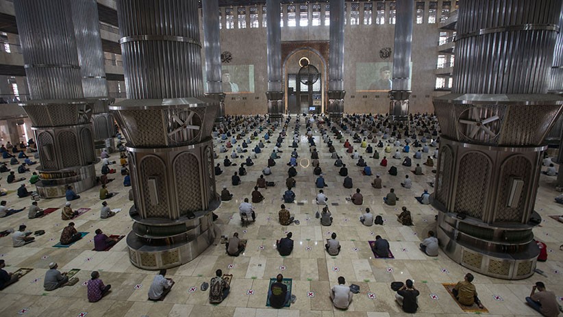 Suasana Sholat Jumat di Masjid Istiqlal, Jemaah Wajib Tunjukkan Kartu Vaksin - Bagian 1