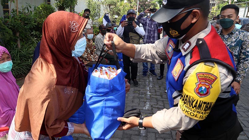 Terdampak PPKM Level 4, Puluhan Ribu Warga Surabaya Dapat Bantuan Sembako - Bagian 1