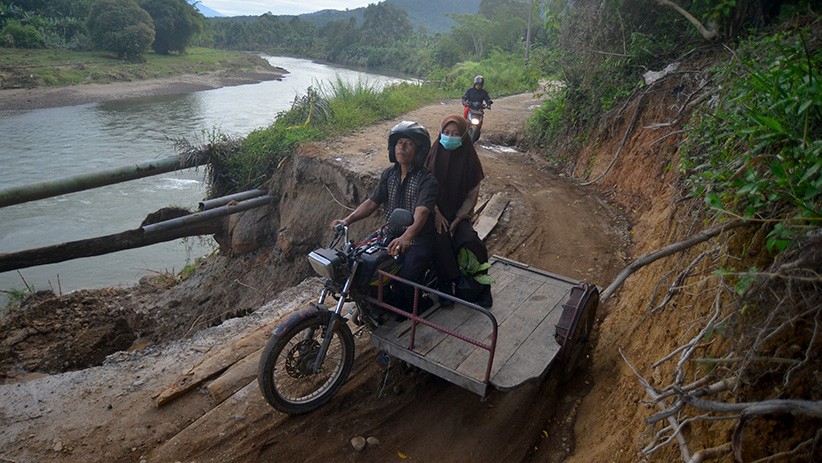 Jalan Ambles Tergerus Luapan Sungai Batang Anai, Akses Mobil Terputus - Bagian 1
