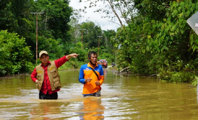 BPBD Kapuas Hulu: Banjir Mulai Surut, Warga Bersihkan Rumah