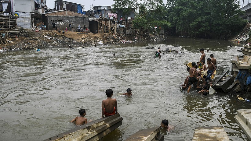 Nekat, Anak-Anak Berenang di Derasnya Sungai Ciliwung Tanpa Pengawasan Orang Tua - Bagian 1