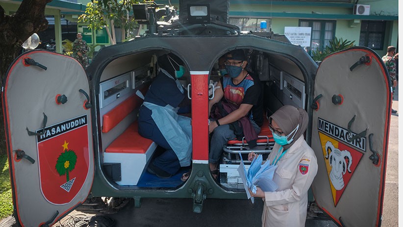 Potret Warga Makassar Vaksinasi di Dalam Tank Perang TNI - Bagian 1