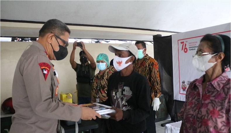 Akpol 94 Polda Maluku Bagikan Voucher untuk 300 Warga