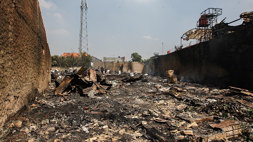 Sisa Kebakaran Lapak Barang Bekas dan Rumah Seluas 3.000 Meter di Pondok Gede - Bagian 2