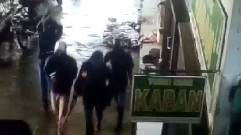 Begini Kepanikan Warga Pasar Simpang Limun saat Perampok Bersenjata Api Gasak 2 Toko Emas 