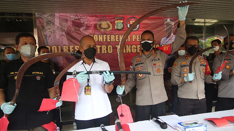 Ajak Tawuran dari Media Sosial, Pelaku Bawa Senjata Tajam Ukuran Satu Meter Lebih - Bagian 1
