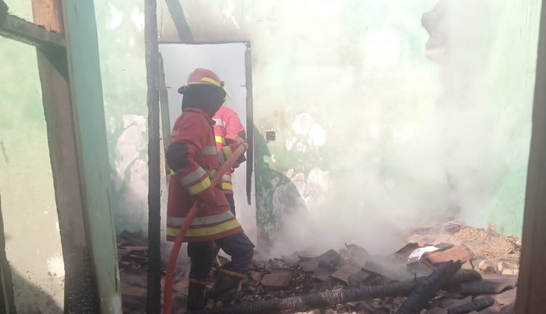 Dalam Sejam Kebakaran Hebat Ludeskan Gudang Jamu dan Rumah di Sukabumi