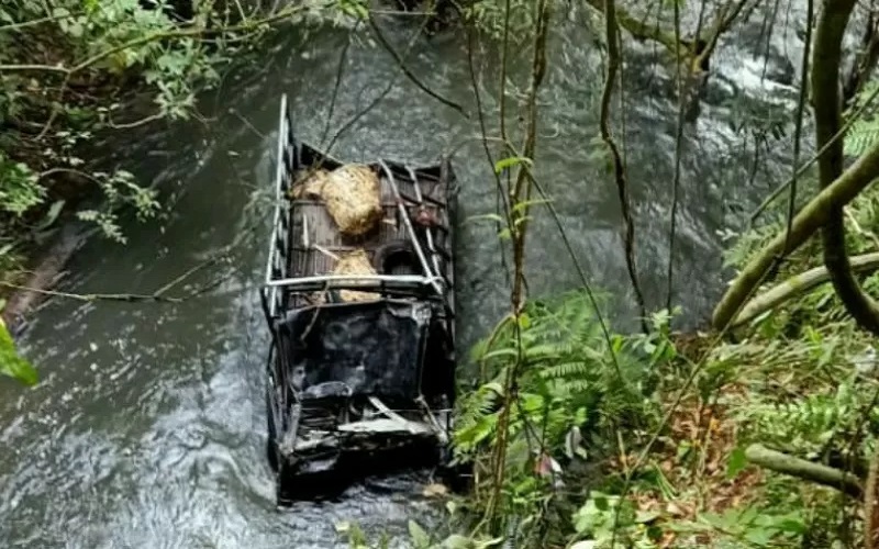 Mobil Pikap Masuk Jurang di Jalan Raya Batukliang Loteng