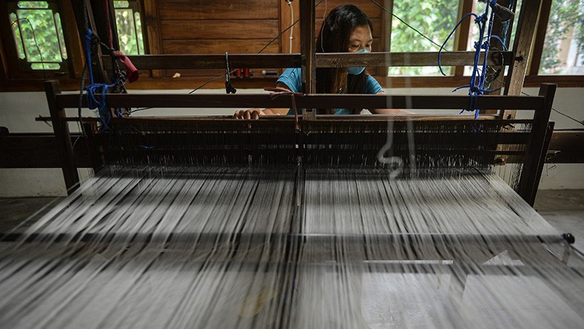 Melihat Pembuatan Kain Tenun Seharga Rp3,5 Juta per Meter - Bagian 1