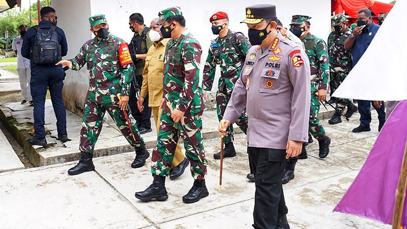 Panglima TNI dan Kapolri Cek Progres Vaksinasi di Papua Barat - Bagian 1