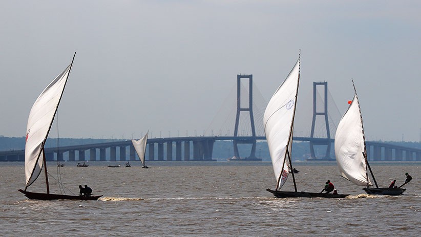 Nelayan Pantai Kenjeran Ikuti Lomba Balap Perahu Layar Tradisional - Bagian 1