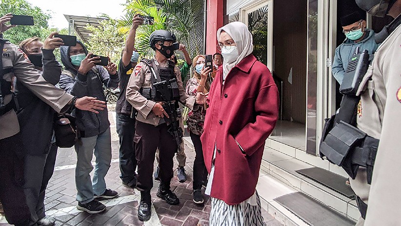 Bupati Probolinggo Puput Tantriana Sari Bareng Suami Kena OTT KPK - Bagian 1