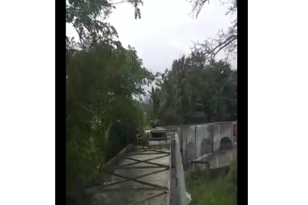   Tak Kuasai Medan Jalan, Mobil Terperosok Selokan di Tempel