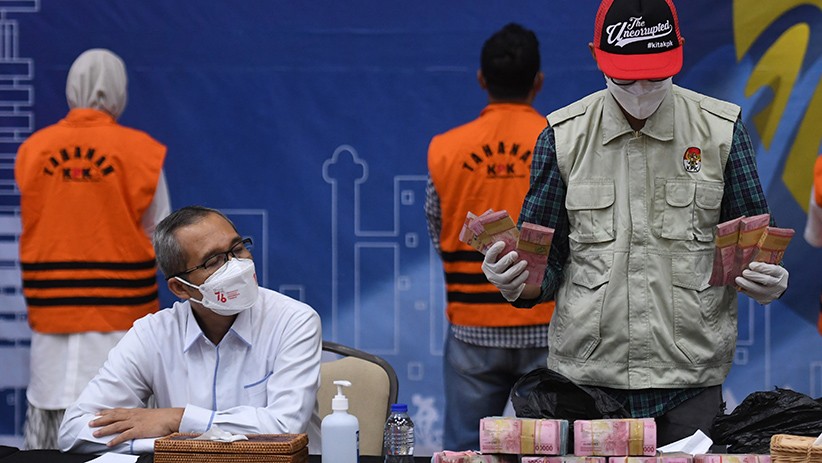 KPK Pamer Barang Bukti Tumpukan Uang Hasil OTT Bupati Probolinggo - Bagian 2