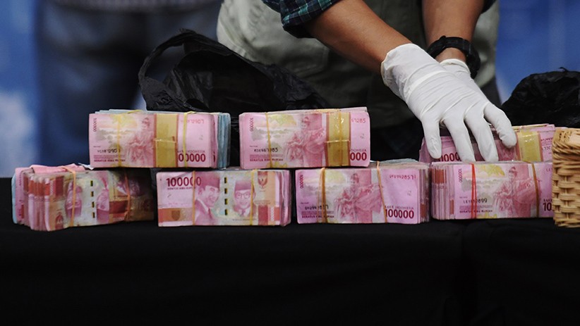 KPK Pamer Barang Bukti Tumpukan Uang Hasil OTT Bupati Probolinggo - Bagian 3