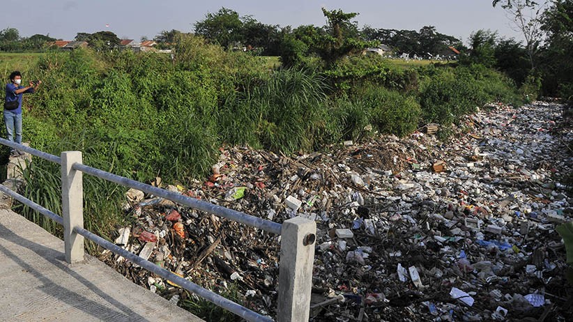 Penampakan Lautan Sampah Tutupi Aliran Kali di Tambun Bekasi - Bagian 1