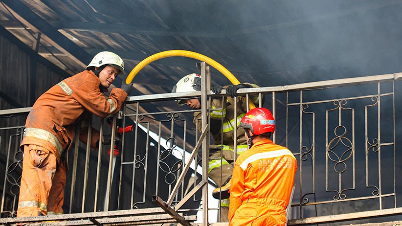 Gudang Kayu Terbakar di Cipayung, 16 Mobil Pemadam Dikerahkan - Bagian 3