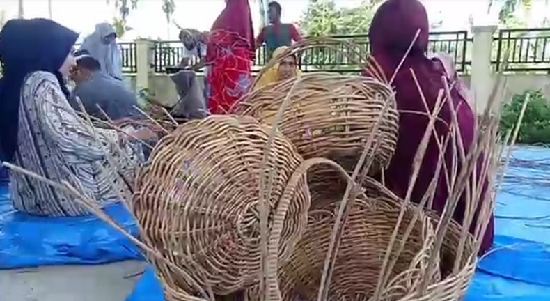Perempuan Pidie Jaya Diberdayakan Menganyam Rotan