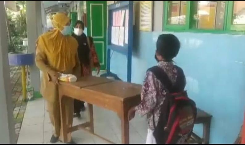 PTM di Banyumas, Begini Momen Siswa SD Bantu Guru Angkat Meja Kursi 