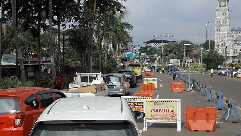 Jalur Wisata Puncak Diberlakukan Ganjil Genap, Arus Lalu Lintas Padat - Bagian 2