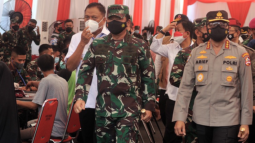 Panglima TNI Tinjau Serbuan Vaksinasi Massal di Manado - Bagian 1