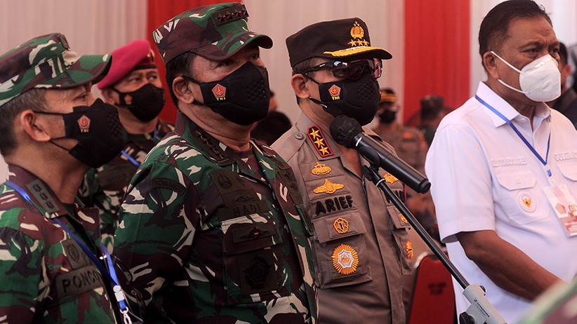 Panglima TNI Tinjau Serbuan Vaksinasi Massal di Manado - Bagian 2