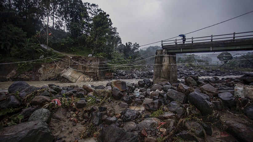 Jembatan Sungai Cidurian Ambruk Diterjang Banjir Bandang, Akses Warga Terputus - Bagian 2