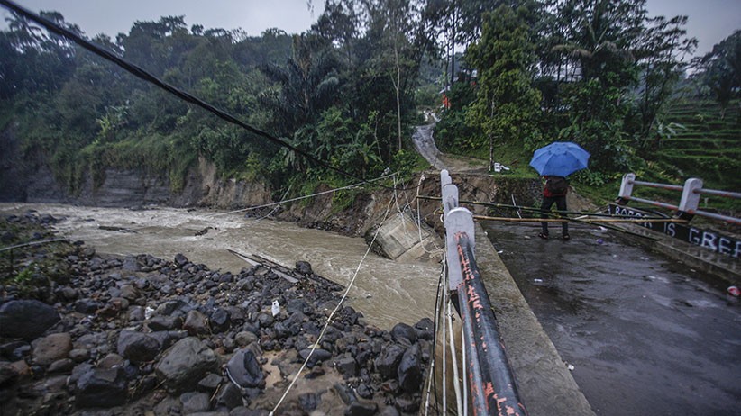 Jembatan Sungai Cidurian Ambruk Diterjang Banjir Bandang, Akses Warga Terputus - Bagian 3