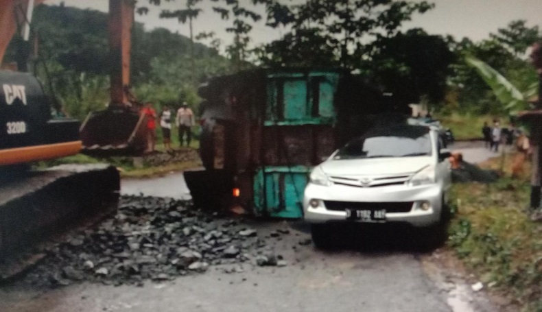 Lindas Jalan Berlubang, Truk Oleng Timpa Avanza hingga Ringsek di Sukabumi