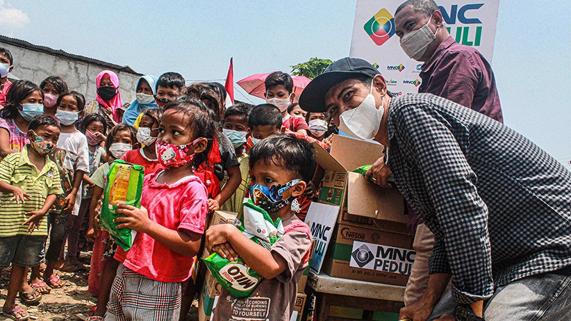 MNC Peduli Bagikan Susu dan Masker untuk Masyarakat Prasejahtera Tanah Merah - Bagian 2