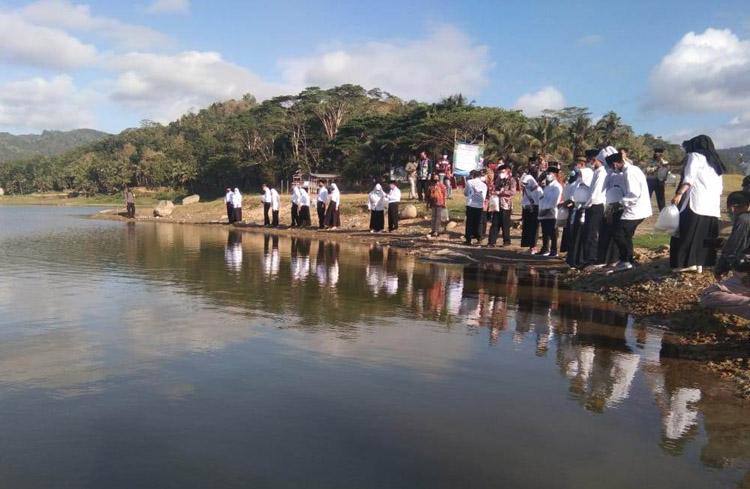 Program Jogo Kaliku Sipatin, 13 Pasangan Calon Pengantin Lepas Bibit Ikan di Waduk Sermo