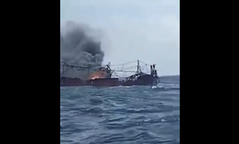 Cuaca Buruk Hambat Pencarian 25 ABK KM Hentri yang Terbakar