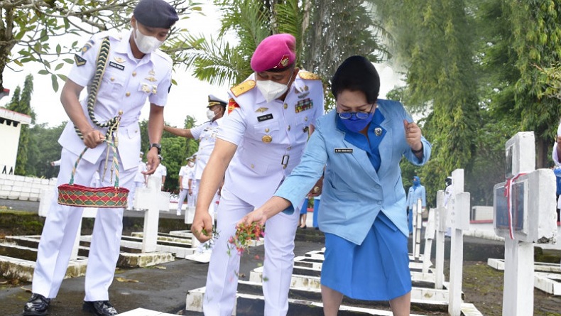 Lantamal VIII Gelar Tabur Bunga di Makam Pahlawan Kairagi Manado