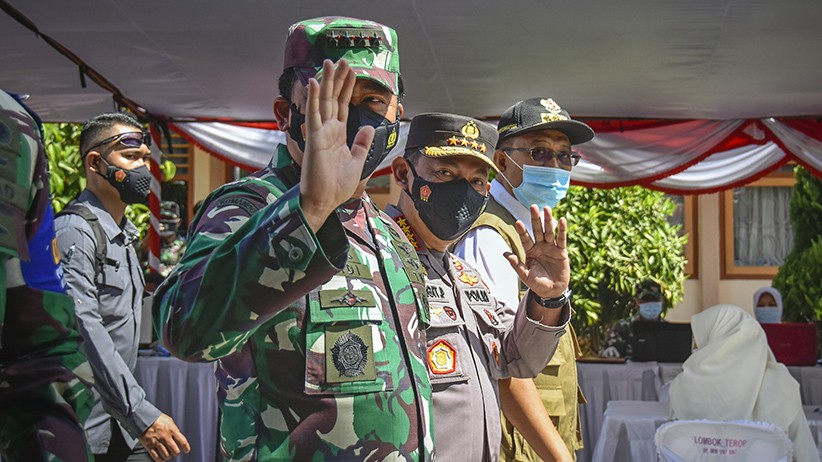 Panglima TNI dan Kapolri Tinjau Vaksinasi Pelajar di Mataram - Bagian 1