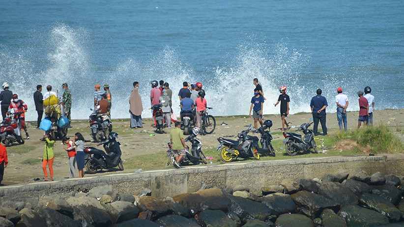 Waspada, Gelombang Tinggi hingga 6 Meter Terjang Pesisir Pantai Sumatera Barat - Bagian 2