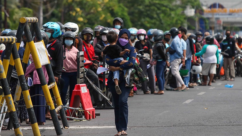 Antre Panjang, Warga Antusias Ikuti Vaksinasi di Polres Pelabuhan Tanjung Perak - Bagian 2