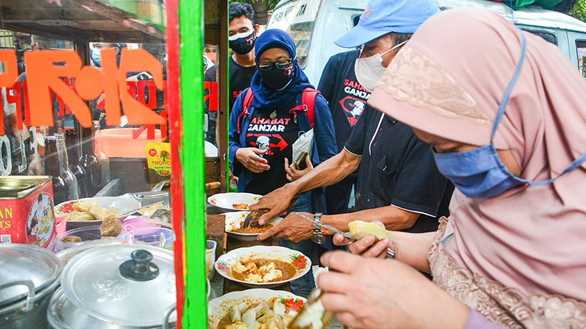 Peduli UMKM, Sahabat Ganjar Borong Makanan Pedagang Kaki Lima - Bagian 3