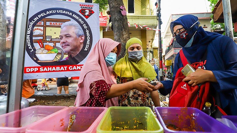 Peduli UMKM, Sahabat Ganjar Borong Makanan Pedagang Kaki Lima - Bagian 1
