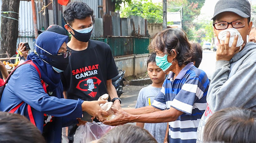Peduli UMKM, Sahabat Ganjar Borong Makanan Pedagang Kaki Lima - Bagian 6