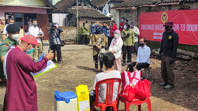 Presiden Jokowi Didampingi Kepala BIN Tinjau Vaksinasi Door to Door di Klaten - Bagian 3