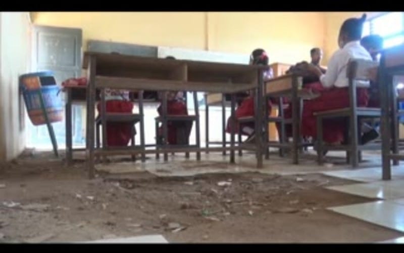 Potret Memprihatinkan Sekolah Rusak di Ogan Ilir, Lantai Berlubang Atap Menganga 