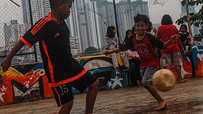 Keseruan Anak-Anak Bermain di Tepi Banjir Kanal Barat - Bagian 2