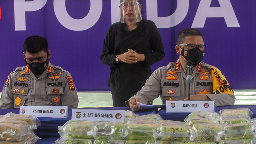 Kaleng Biskuit Berisi 117 Kg Sabu Milik Pengedar Narkoba Jaringan Internasional - Bagian 2