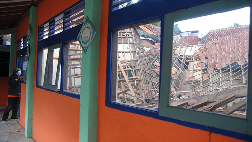 Kayu Lapuk, Atap Bangunan Kelas SDN Otista Bogor Ambruk - Bagian 2