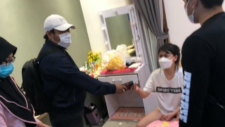 Suka Live Bugil di Medsos, Selebgram Cantik Ini Ditangkap Polisi