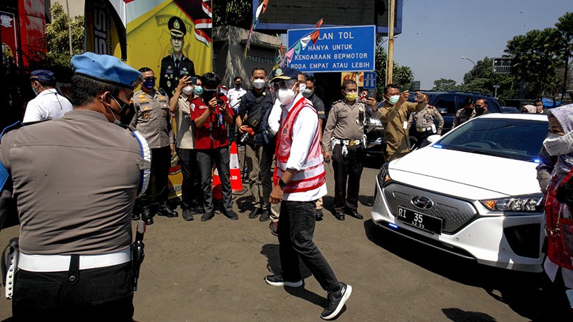 Menhub Cek Pelaksanaan Ganjil Genap Jalur Puncak - Bagian 1