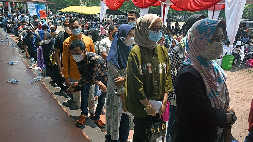 Antrean Vaksinasi Massal di Alun-Alun Serang - Bagian 1